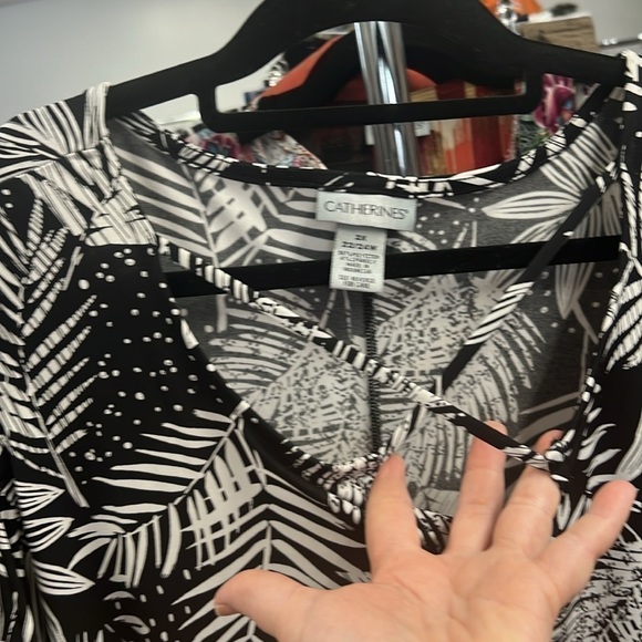 Catherine’s black-and-white 2x 22/24 woman cold shoulder shirt - Picture 4 of 4